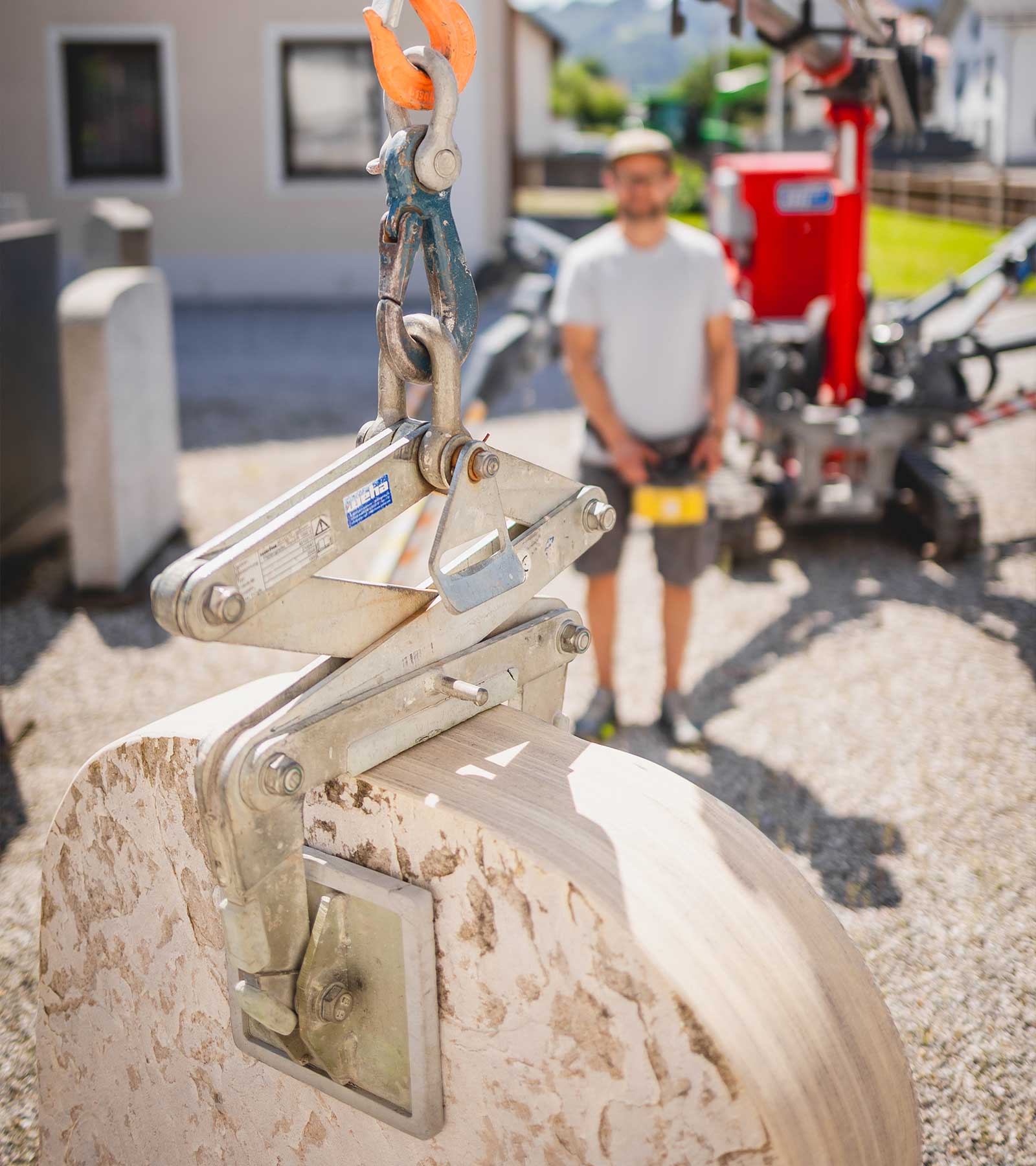 Platzierung eines Grabsteins mit großen Kran von Florian Stöberl.